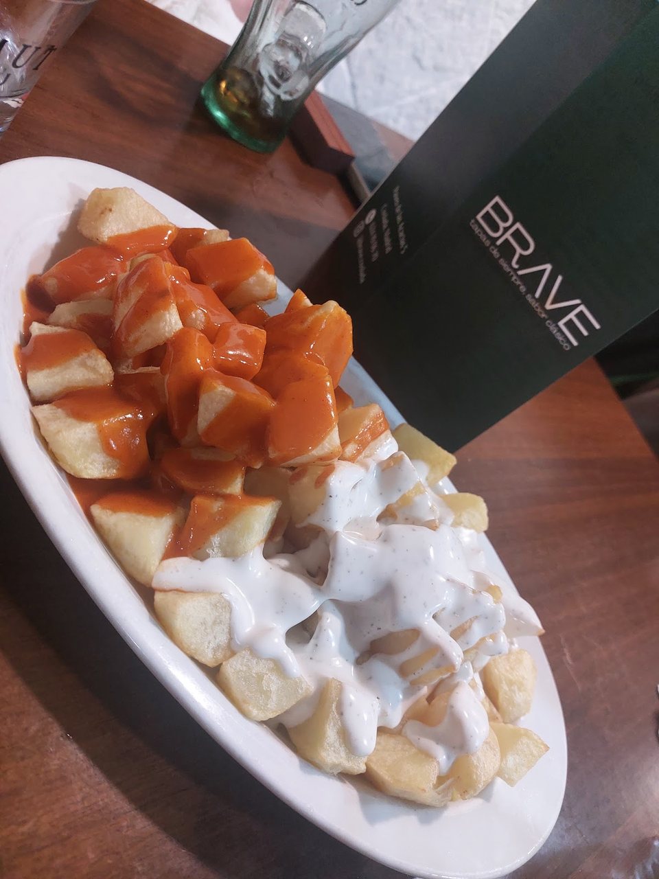 Ración de ensaladilla rusa casera, servida en un cuenco.